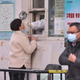 Imagen para el artículo titulado Una ciudad china ofrece 1.500 dólares a los residentes que reporten una prueba positiva de Covid-19